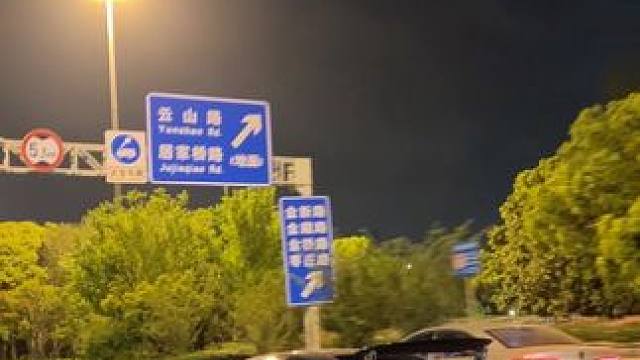 起猛了，16缸的布加迪竟然被小电车给超了。#布加迪 #上海