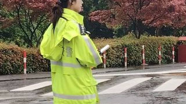 兔子警官执勤时偶遇无人无车，站在马路中间把玩指挥棒，猛回头还是童心未泯的样子。#杭州女交警 #杭州女