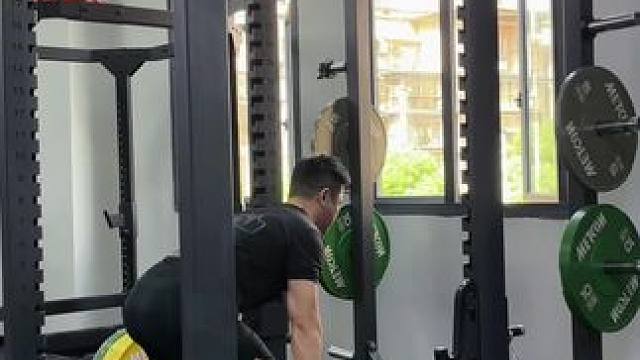 肌肉是雕刻出来的艺术品 
时间是最公平的雕刻师
#力量训练 #负重引体向上