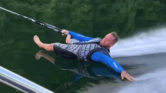 别让平淡的生活，耗尽你所有的向往#极限运动 #水上运动 #赤脚滑水 #危险动作请勿模仿 #神操作