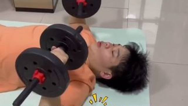 #哑铃卧推 #运动 #坚持的意义 #健康减脂 减脂也不要忘了增肌，今天和兄弟们一起撸撸铁