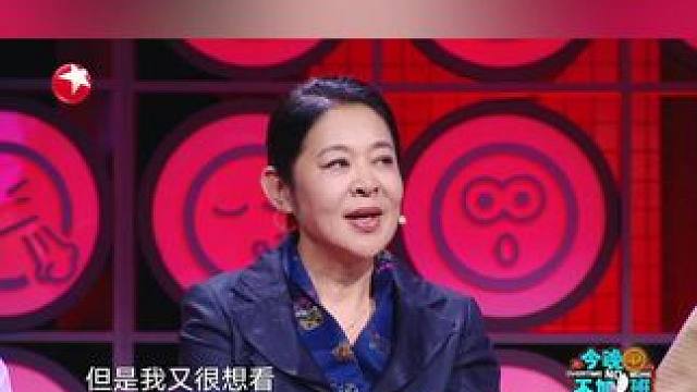 离开春晚的痛苦无法言说，但话筒早已成了她的武器！来东方卫视看#今晚不加班  ，一起看看倪萍的斜杠式脱