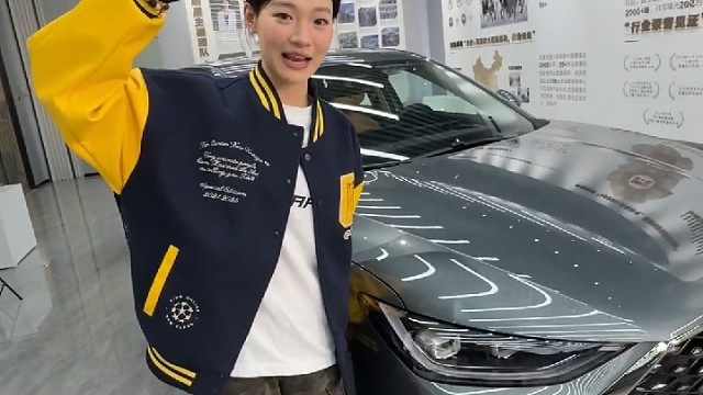 怎么这么不小心，把手机掉到奇瑞艾瑞泽8pro里面啦