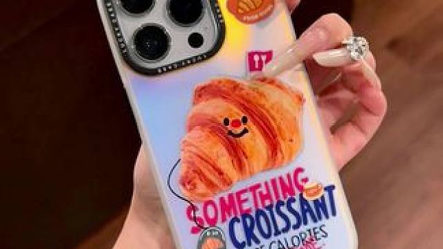 窝趣~这镭射手机壳也太可爱了叭！牛角包~菠萝包~流汗芒果！！ #是时候安排一下了 #这个手机壳真的长