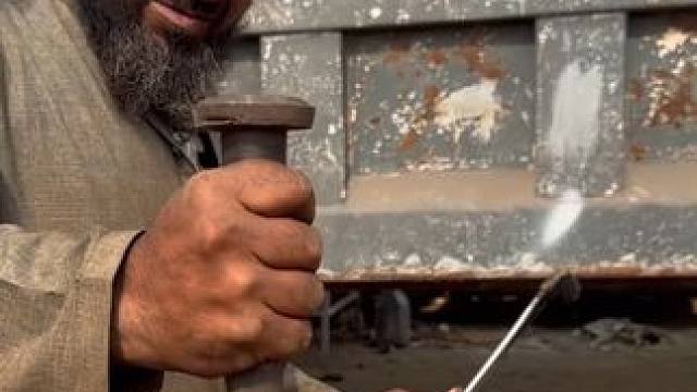 卡车底盘铆钉热铆捶打工艺。 #卡车维修 #是时候展现真正的技术了 #手艺人 #技术活