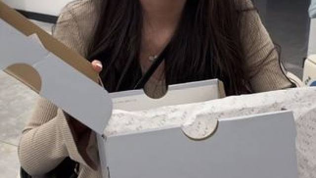 好朋友为了感谢我带她赚钱偷偷送了我一个礼物！一会一起努力吧 #惊喜 #日常vlog #剧情搞笑