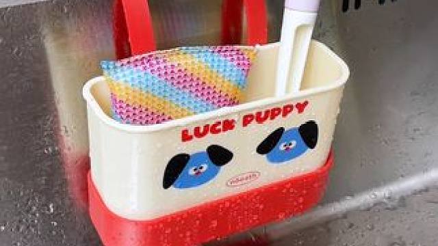 给水龙头挂一个可以沥水的小挂篮真的太方便了，这样用完的海绵擦钢丝球小工具都可以放在里面沥水，关键是卡