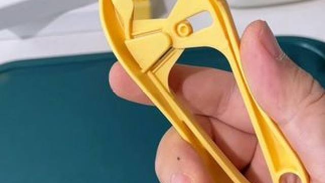 扒蒜用这个不锈钢 #剥蒜夹 ,以前用手剥蒜剥的手疼，有了这个剥蒜夹子好了，剥蒜省时省力#大蒜去皮小妙