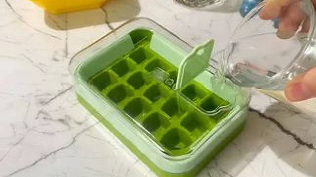 新款按压冰格 新款按压冰格 #按压冰格  今年新款，非常好用的#制冰  工具，轻轻一按夏天的快乐这不