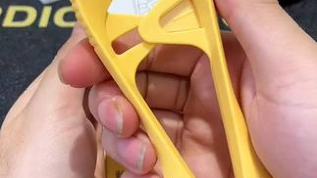 剥蒜神器 扒蒜用这个不锈钢 #剥蒜  夹,以前用手剥蒜剥的手疼，有了这个剥蒜夹子好了，剥蒜省时省力#