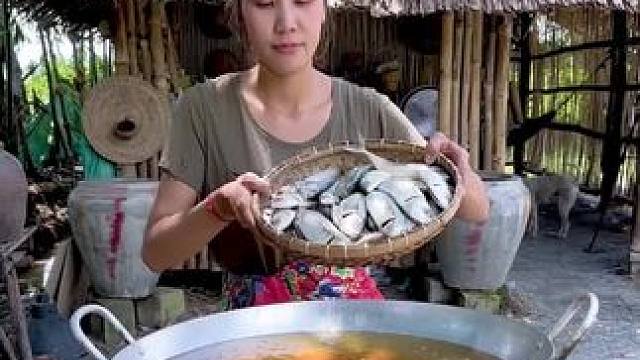 东南亚美女厨师‍炸鱼 #东南亚美食 #农村美食记录生活 #粗茶淡饭吃起香农村生活 #原生又美味 #粗