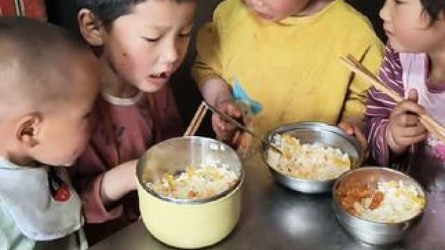 给四个孩子炒鸡蛋炒饭。 给#记得孩子的点点滴滴