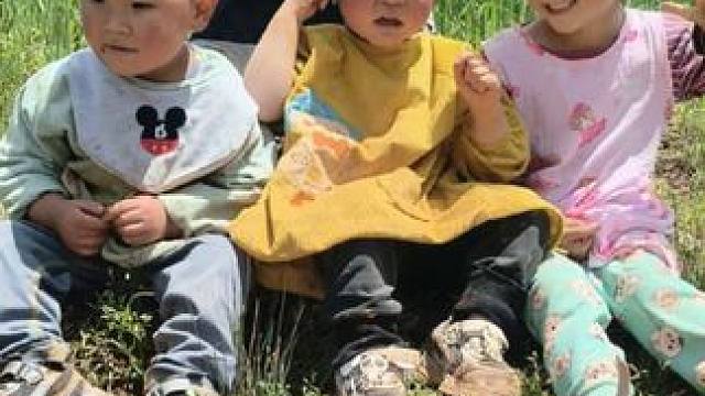 带四个孩子出来透一下新鲜空气。#农村孩子