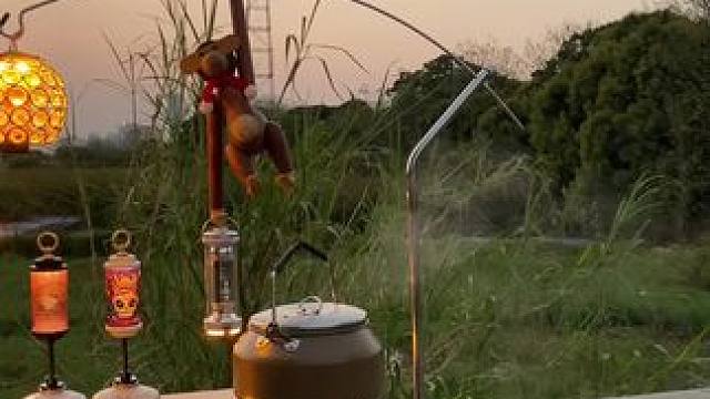 “暮色染田野，氛围灯亮起，虫鸣伴奏，连风都带着自由的味道”#远离城市的喧嚣 #享受安静和独处 #一个