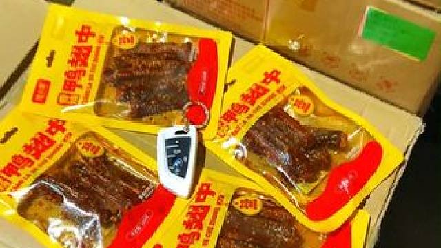 就是这个湖南的爆辣鸭翅中，里面加了魔鬼椒，是真的辣呀#馋小乖 #好吃到停不下来 #工厂实拍视频