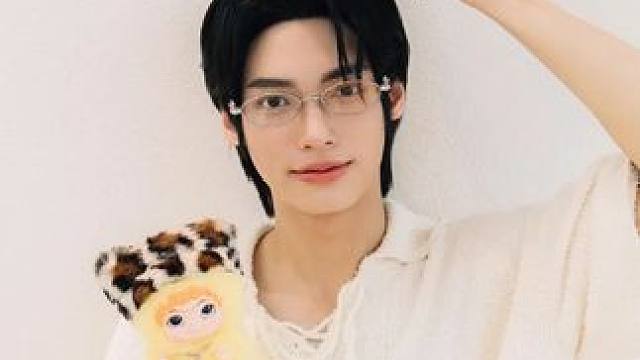 #林汉洲晒了国产潮玩娃娃  粉上赢仔，真的稳稳的很安心！