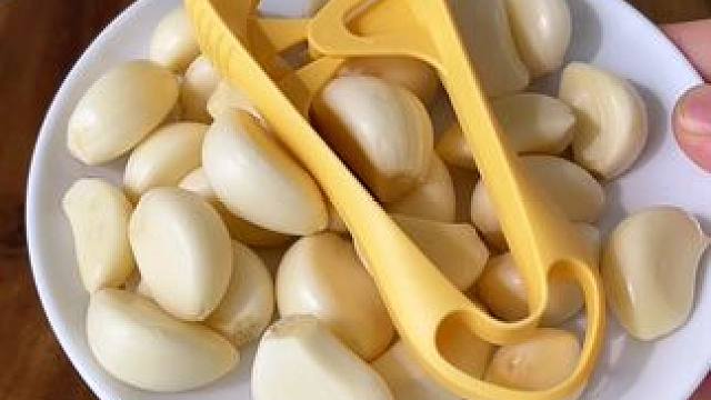 扒蒜用这个不锈钢 #剥蒜夹 ,以前用手剥蒜剥的手疼，有了这个剥蒜夹子好了，剥蒜省时省力#大蒜去皮小妙