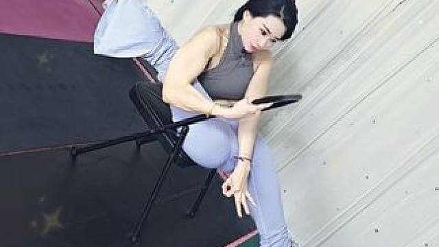 #瑜伽女孩 #自律遇见更好的自己 #一字马 站在自己的角度理解别人，站在别人的角度释怀自己。允许别人