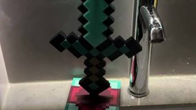 这MC钻石剑不得把我朋友迷成制丈~ #我的世界mc #潮玩