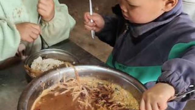 今天煮酸菜红豆汤吃。#大口吃饭