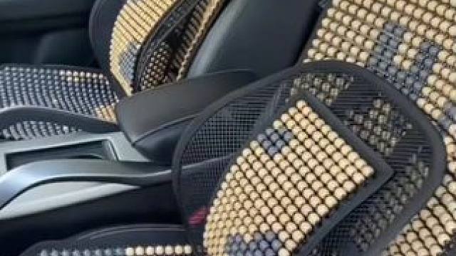 #上热门 #实用好物 还在用普通坐垫？试试这款网布包边木珠坐垫，夏天开车不闷热，#防滑耐磨 凉爽透气