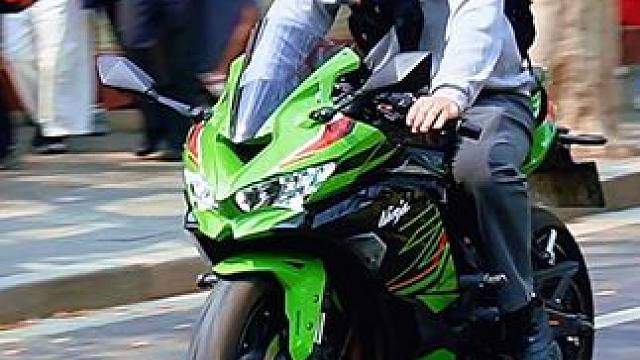 梧桐树下 川崎ninja400 传说中平民机车 车牌比车贵 #dou是好车 #川崎ninja400