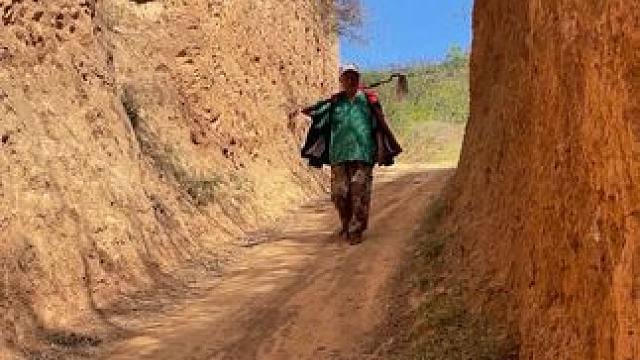 小山村里的风景，虽平淡，但耐看。也许生活并不便利，却最温暖的治愈。长大后才明白，平凡无奇的小山村里藏