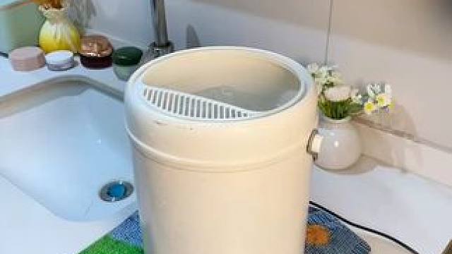 内衣裤护理机 内衣裤护理机 内衣裤护理机 家里有宝宝的贴身衣物就用这个自带蓝光抑菌的小型衣物护理机 