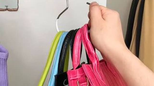 用来挂帽子、包包也不用担心压变形！ 这个#挂钩  还真方便！用来挂帽子、包包也不用担心压变形！挂围巾