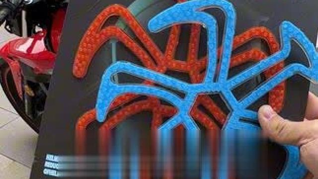 头盔内衬垫这个东西我一直都在用，它可以让你戴头盔不会热，不会压坏发型，也有效防止头油汗渍污染头盔内衬