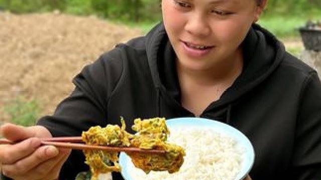 今天摘了很多槐花和春芽做一餐好吃的 #美食 #野菜 #农村生活