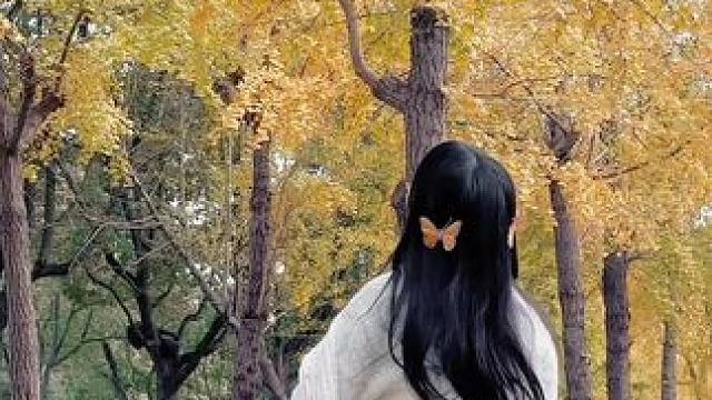 「但是我眼睁睁地看着对他的喜欢，一日日聚沙成塔 一日日千江汇海。这给我一种幻觉，好像终有一夜，我能看