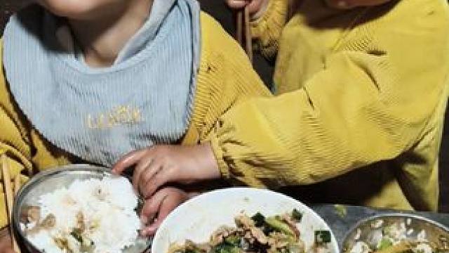 大双今天心情挺好，给小双喂小炒肉。#记录真实生活
