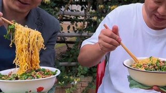 这碗青椒肉丝面看着都有食欲！在外面只怕要卖20一碗吧！ #农村美食 #大自然的馈赠 #大山里的味道 