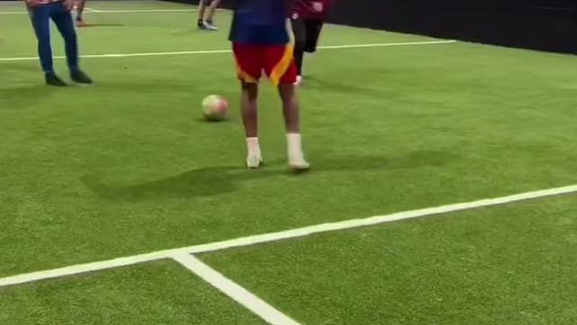 亚马尔在朋友们面前展示球技