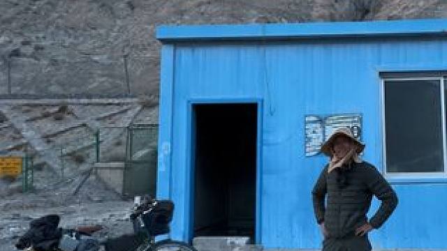 骑行青海去可可西里，天黑借宿废弃铁皮房，生火炒个拿手菜当晚饭 #刘伟元的旅行 #骑行青海 #户外露营