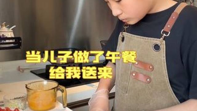 当儿子做了四个菜给我送过来，除了幸福和感动，还想谢谢他抱抱他！