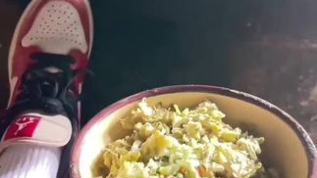 我爬树 老爸捋槐花
妈妈烧火蒸，院子里升起袅袅炊烟，弥漫着槐花的清香
微在锅底门口听着妈妈的唠叨，我