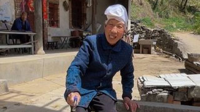 我们经常怀念过去，不是因为那个年代有多好，而是那时我们还小，父母还年轻，可以沉侵在儿时的欢乐之中！细