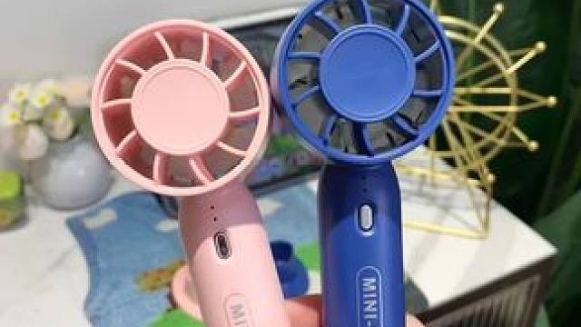 带卡座可以架手机！ 有3档风！带卡座可以架手机！性价比高的！入手不亏啊！！！#手持小风扇 #夏天必备