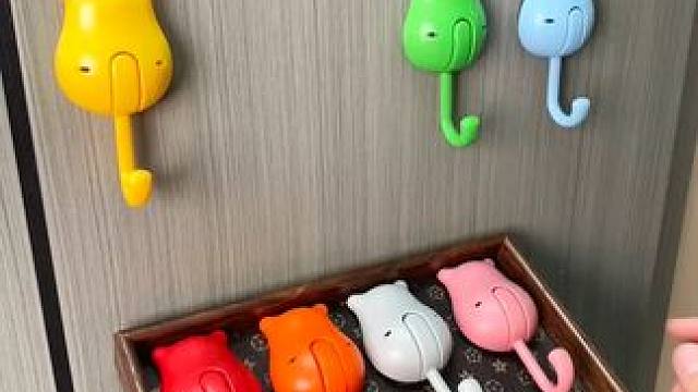 按压式小猫挂钩 这个按压式小猫挂钩，性价比真的是绝了，真空吸附的#免打孔 ，承重力也嘎嘎好，还可以随