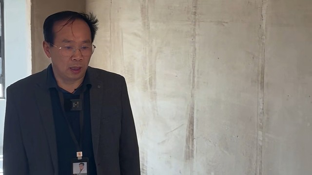 石膏自流平工艺是将石膏基自流平材料加水搅拌后，倒在地面上，利用材料的流动性自动找平。它具有施工速度快