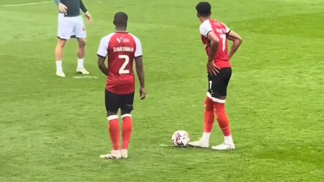 超远任意球偷袭