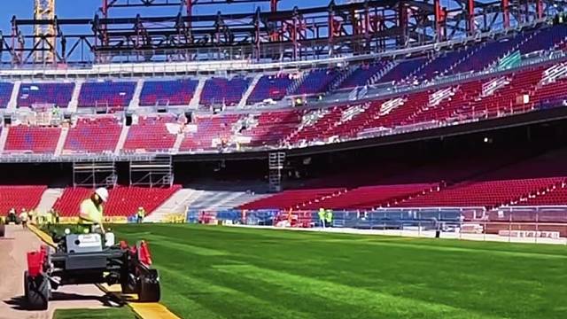 巴塞罗那诺坎普球场进入铺草坪阶段，回归指日可待