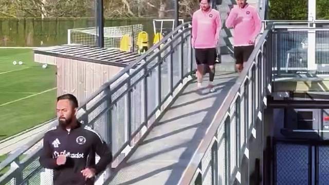 梅西苏亚雷斯一起出席训练，就差手牵手了