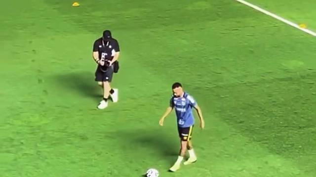 内马尔花式捡球惊呆球迷，欣赏力十足