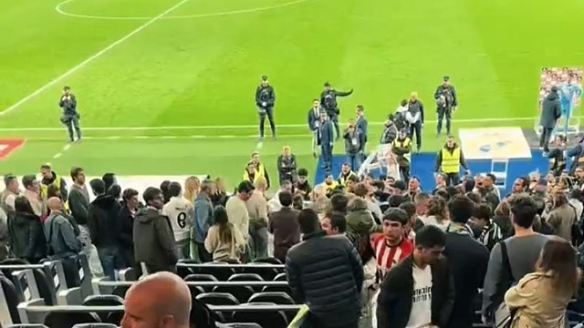 看吕迪格这架势的冲向观众席 不知道的以为他要干架呢#足球