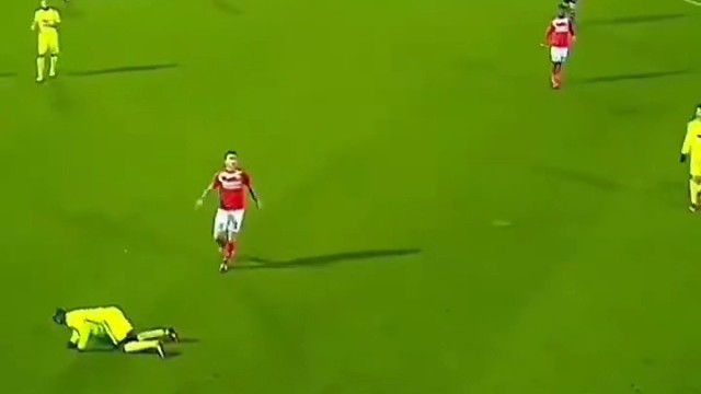 足球赛场那些主教练幻灯片式停球！