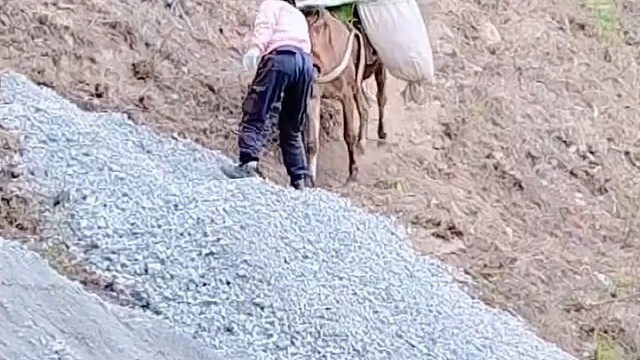 这是往山上运石料，安装风电