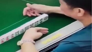 仔細(xì)的一點(diǎn)的人還是能看出端倪的，感覺(jué)抽老千的人小動(dòng)作特別多